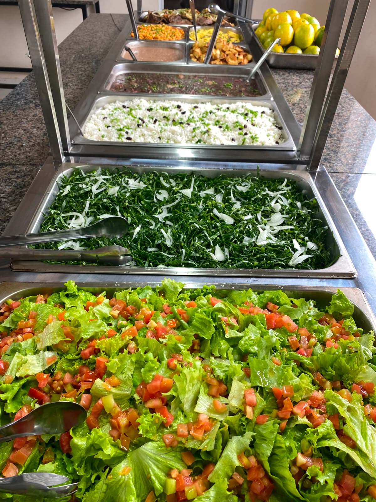 Verduras e saladas frescas preparadas no dia