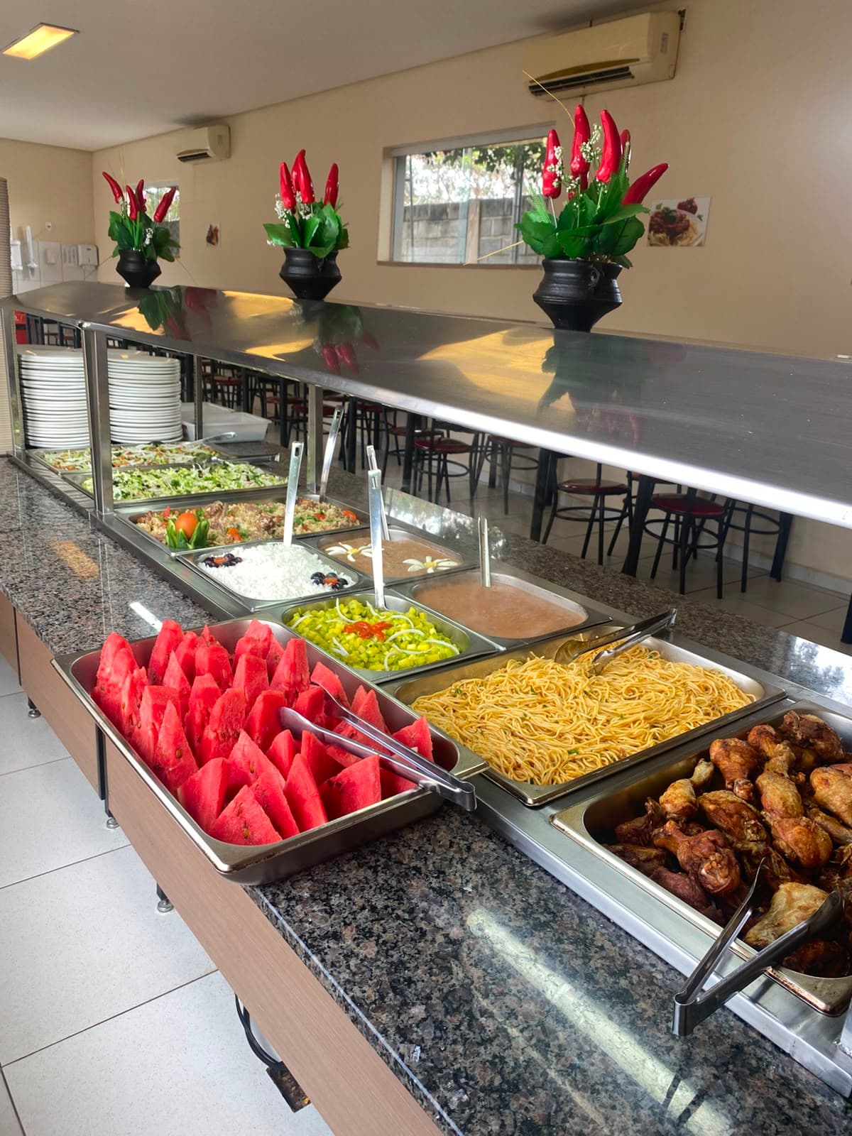 Frutas e acompanhamentos variados no refeitório