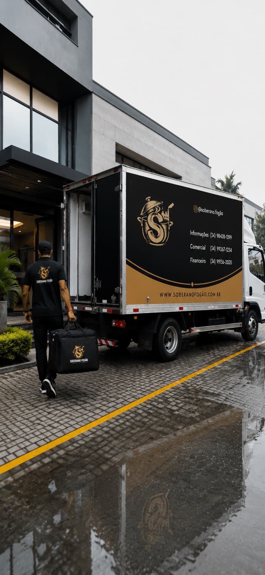 Entregador da Soberano Fogão levando refeição até o cliente