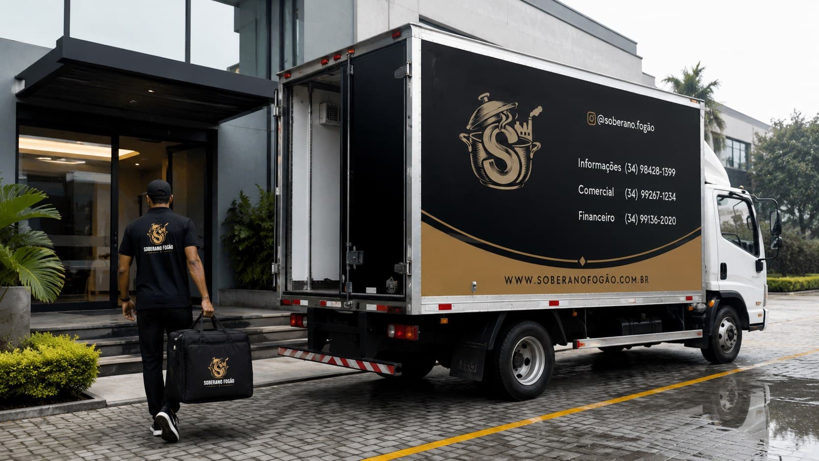 Entregador da Soberano Fogão levando refeição até o cliente
